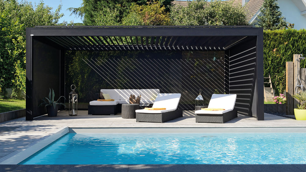 Freistehendes Lamellendach am Pool mit geschlossenen Screens. Freistehendes Lamellendach am Pool mit geschlossenen Screens.