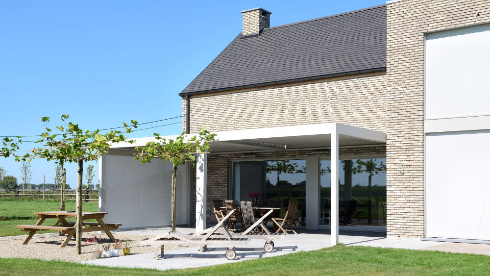 Lamellendach, Pergola auf einer Terrasse. Lamellendach, Pergola auf einer Terrasse